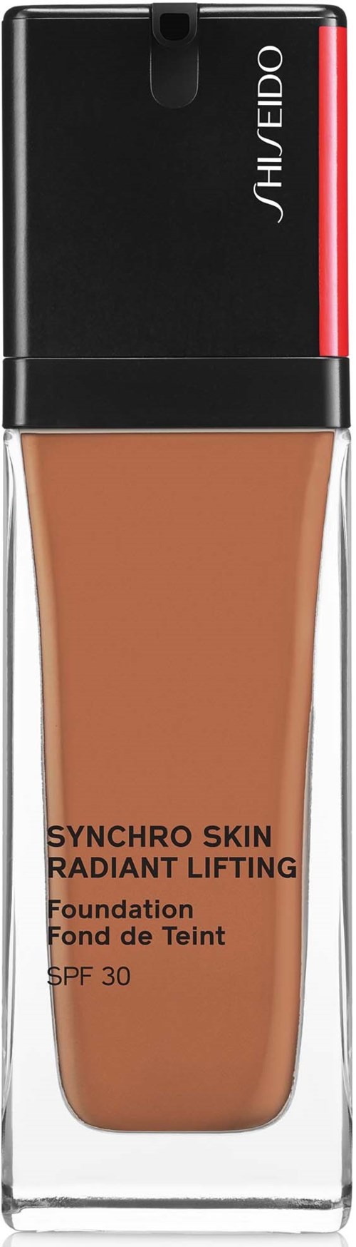 En foundationflaske med svart kork, merke på toppen, og brun væske inni, merket 'Synchro Skin Radiant Lifting.'