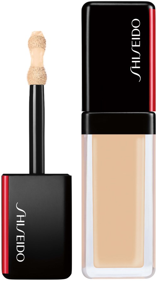 En foundationflaske med svart lokk og rød stripe, og en applikator. Begge merket Shiseido.