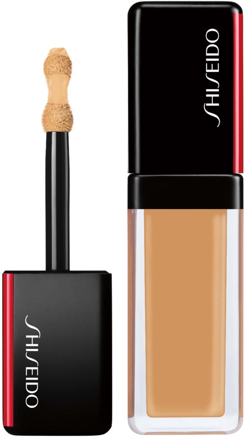 En foundationflaske og applikatorspiss med svart og rødt design, og merket Shiseido.