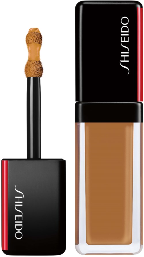 Eine Shiseido-Foundationsflasche mit Applikator und geschlossenem Deckel, beide schwarz mit roten Akzenten.