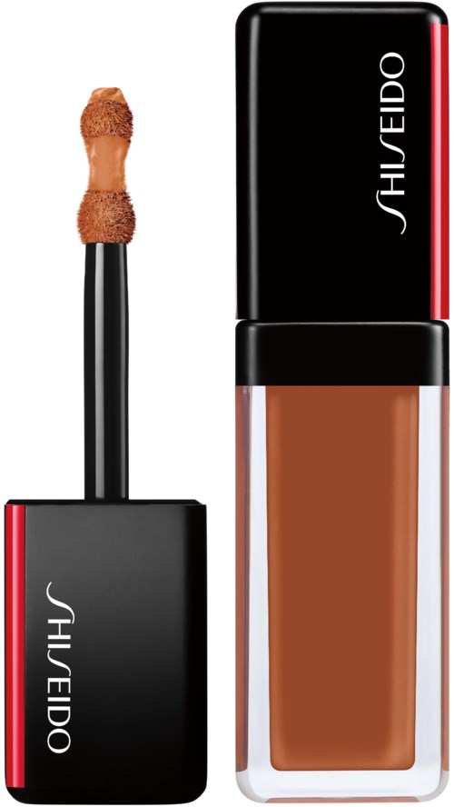 En flaska flytande foundation och applicator från Shiseido med svart lock och röda detaljer.