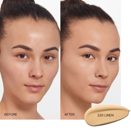 En kvinnas ansikte visar före och efter förbättring av huden med foundation märkt '220 Linen.' Klart hud och slät look.