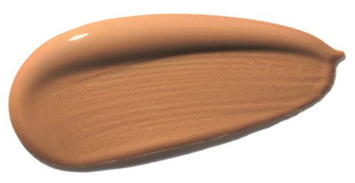 Ein Strich aus beigem Make-up oder Foundation mit glatter, gleichmäßiger Textur und leichtem Glanz.