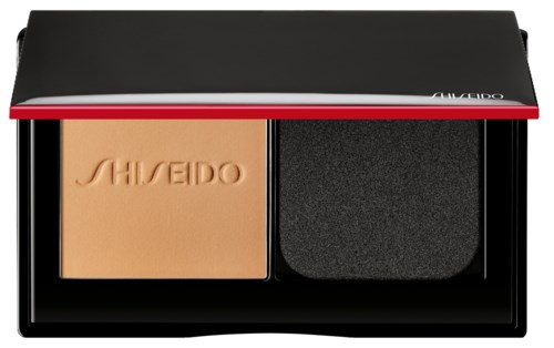 En kompakt med to makeupprodukter: en beige pudder med 'SHISEIDO' og en sort svamp.