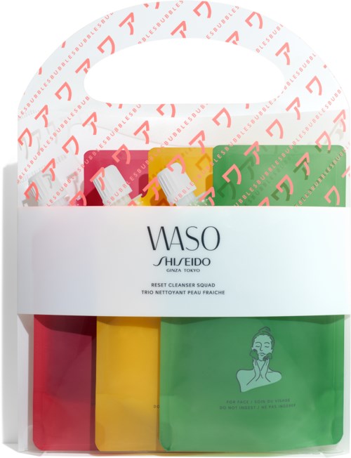 Ett hudvårdssset med röda, gula och gröna tygbitar i en vit låda, märkt WASO av Shiseido.