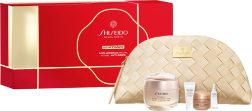 Hautpflege-Set mit Creme, Feuchtigkeitscreme und Serum in einer Cremefarbenen Geflochtenen Tasche und rot im Hintergrund.