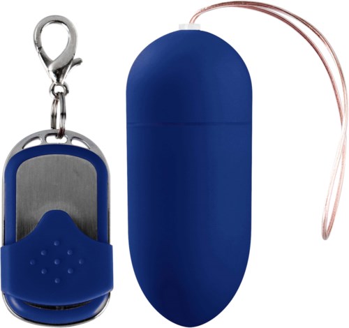 En blå nøkkelring med en sølvkrok, koblet til et blått oval etui, mot en hvit bakgrunn.