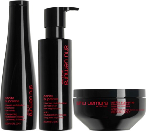 Drei schwarze Haarpflegeprodukte: Shampoo, Revitalisationslotion und eine Behandlungskerbe, alle mit rotem Textbranding.