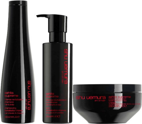 Tre svarta kosmetikkärl med röd text, inklusive en flaska, pump och burk, alla märkta Shu Uemura.