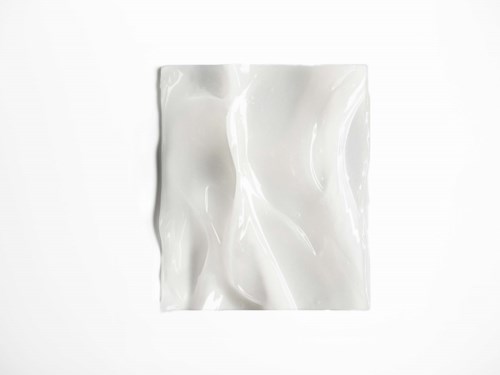 Ett glänsande, skrynkligt vitt plast- eller folieliknande ark mitt på en vit bakgrund.