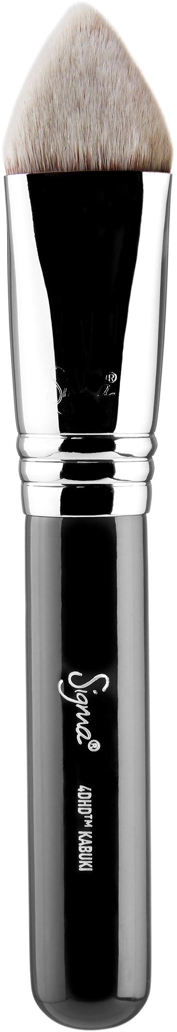 En makeupborste med svart handtag, silverband, och mjuka vita strån, på svart bakgrund.