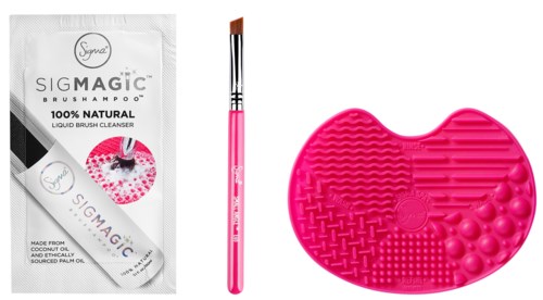 En silikonborsttvättmatta för sminkborstar, en rosa borste och ett paket med naturlig sminkborste rengöringsmedel. Enkelt och färgglatt.