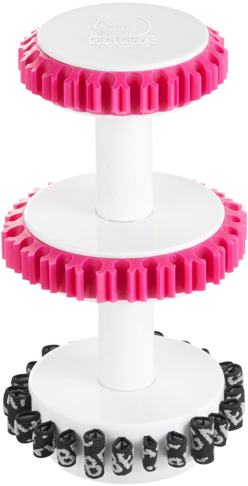 En vit och rosa plaststackningsleksak med två kugghjulsliknande kanter och svarta bokstäver runt basen.