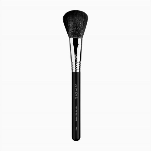 Ein schwarzer Make-up-Pinsel mit silbernen Griff und weichen, lockigen Borsten. Der Pinsel ist mit 'SIGMA' und 'powder blush' beschriftet.