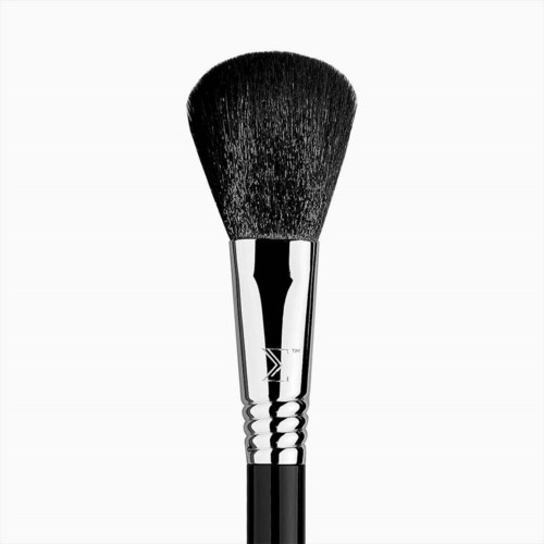 Ein Make-up-Pinsel mit schwarzen flauschigen Kopf und silbernem Griff. Wird zum Auftragen von Gesichtspuder oder Rouge verwendet.