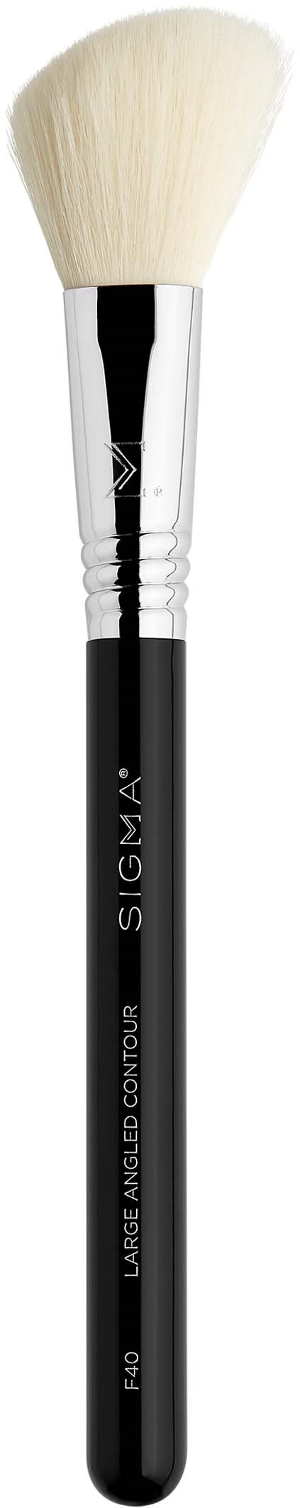 En make-up-borste med svart handtag, silvrigt skaft och mjuka vita borst.