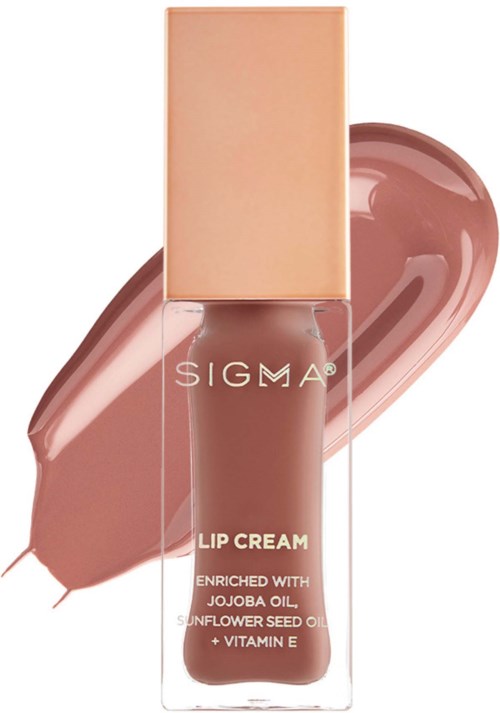 Ett läppstift med beige lock, märkt Sigma lip cream, med en swatch av den bruna läppstiftet bakom.