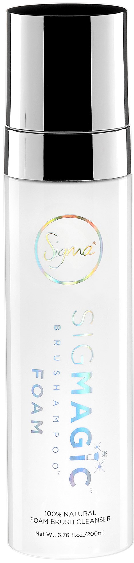 En vit flaska med silvrig pump, märkt 'Sigma Magic Brush Foam' för att rengöra borstar. Det är en naturlig skumrengörare.
