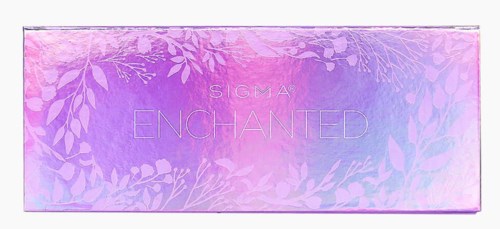 En pastelllila och rosa box med blommönster och orden 'SIGMA ENCHANTED'.