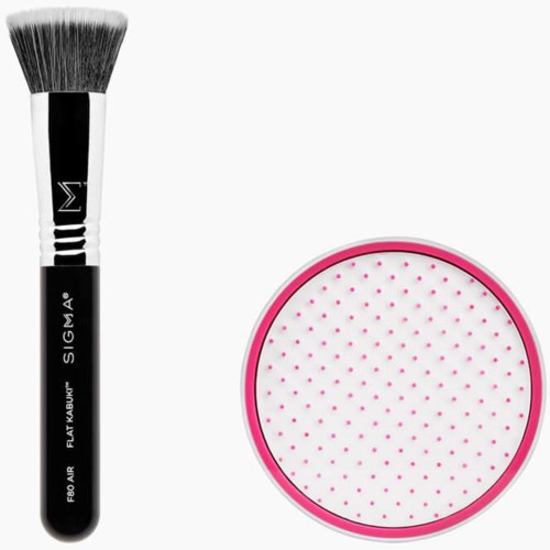 En makeupborste och en rund modellingsvamp i rosa och vitt med små hål.