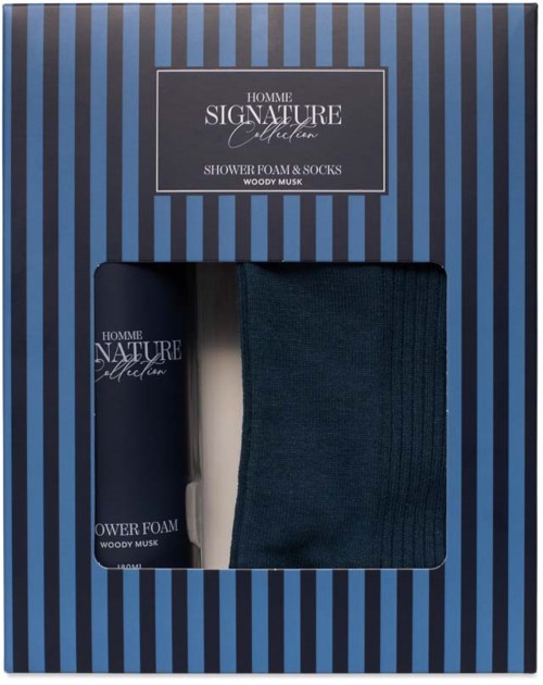 Ett blårandigt paket med ett fönster som visar grooming-produkter, shower foam-flaskor och strumpor inuti.
