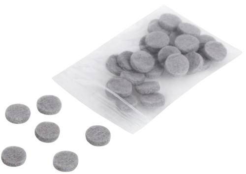 Kleine ronde pillen in een plastic zak, sommige er buiten, mogelijk medicijnen of supplementen.