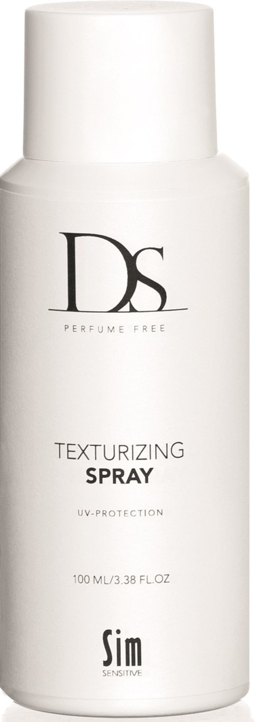 En vit sprayflaska märkt DS Perfume Free med text om texturizing spray och UV-skydd.