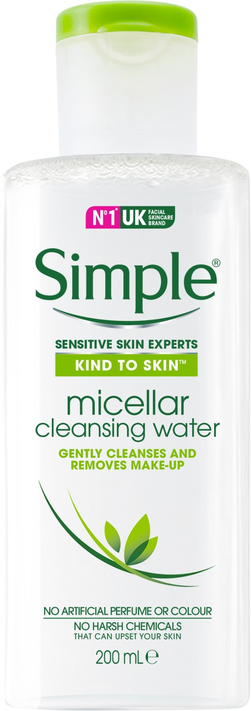 En klar flaska med grönt lock, etikett säger "Simple micellar cleansing water," för känslig hud, tar bort smink försiktigt.