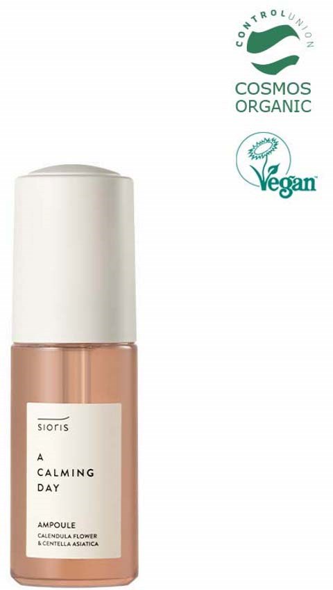 En pumpeflaske med hudpleieprodukt merket 'A Calming Day' med økologiske logoer for COSMOS og vegancertifisering.