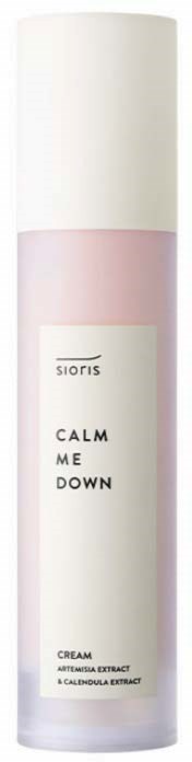 En høy, hvit flaske med en rosa seksjon, merket 'Calm Me Down' av Sioris, inneholder krem med planteekstrakter.