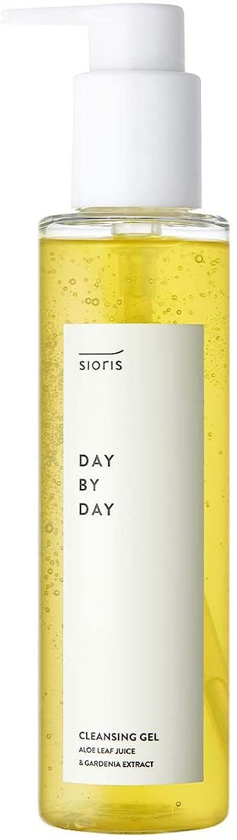 En tydlig flaska med gult gel inuti och en vit pump, märkt "DAY BY DAY" rengöringsgel med citron och gardenia.
