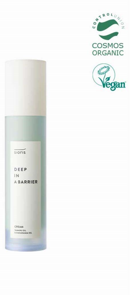 Et hudpleieprodukt i en hvit flaske, merket 'Deep in a Barrier'. Inneholder organiske og veganske sertifiseringer og logoer.