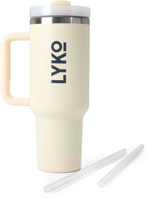En beige resemugg med ordet "LYKO" i fet svart text, med två vita sugrör bredvid.