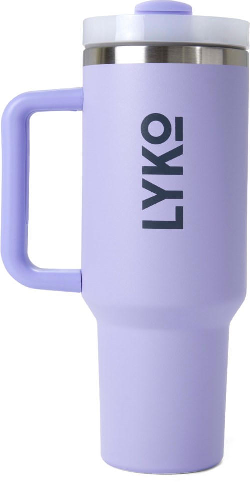En lila-termokopp med handtag, silverrand och texten 'LYKO' vertikalt på den.