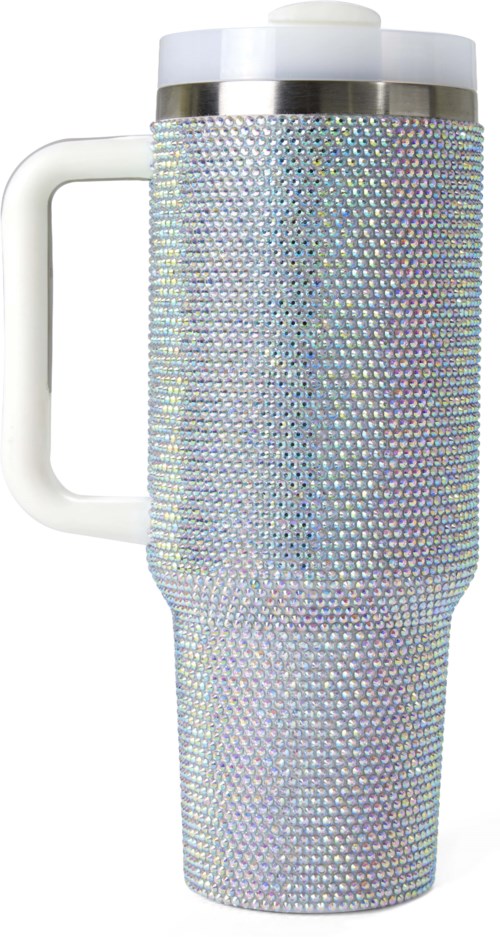 En reise kaffekopp pyntet med blank, iriserende steiner, har en hvit håndtak og en sølvfargede stripe nær lokket.