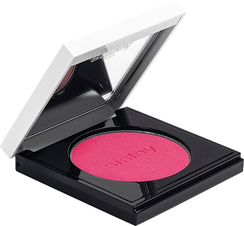 En svart och vit compakt med rosa rouge och en spegel inuti.