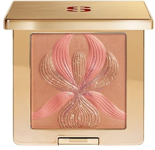 En rouge med blomsterdesign i pink og guld i en blank gullboks.