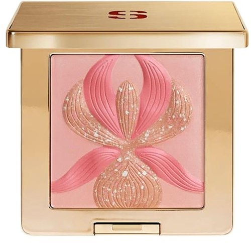 En lille pudder med en pink og guld svanedesign på låget, med lyserødt baggrund og elegante detaljer.