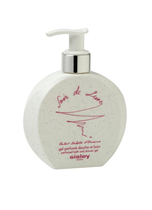En vit flaska med pump visar parfym för dusch och bad, med rosa text och swirl-design.