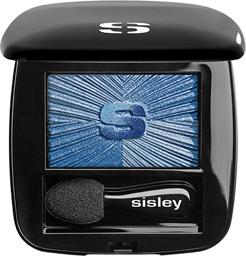 Musta pieni laatikko, jossa on näyttö mustavalkoisesta 'S'-logosta, mikrofonimerkinnällä 'sisley', ja musta kansi.