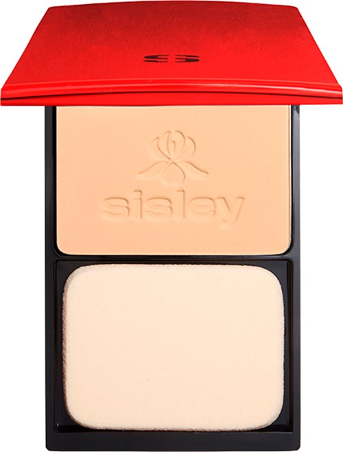 En liten makeup-svamp med et rødt lokk, preget logo på toppen og en hvit applikatorsvamp inni.