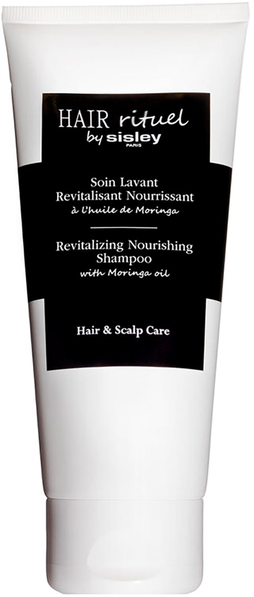 Valkoinen pullo ravitsevaa shampoota, jossa on musta ja valkoinen etiketti, nimeltään 'HAIR rituel by sisley.'