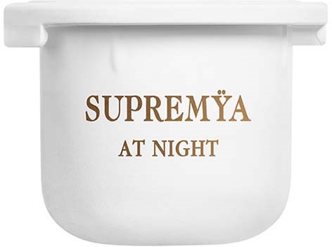 Tämä on valkoinen astia, jossa lukee ruskealla 'SUPREMYA AT NIGHT'.