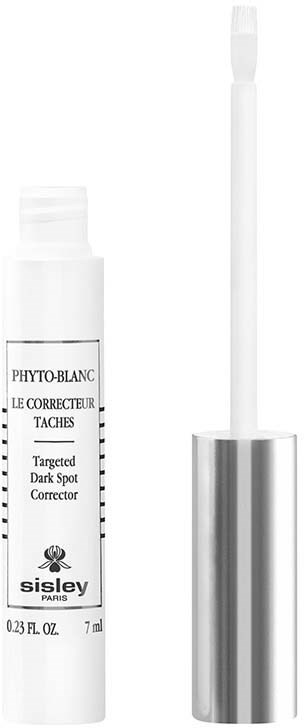 En vit tub med borstens applicator för fläckkorrigering, märkt "Targeted Dark Spot Corrector" från Sisley Paris.