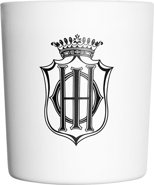En enkel vit mugg med ett svart utsmyckt emblem, krona och bokstaven H i mitten.