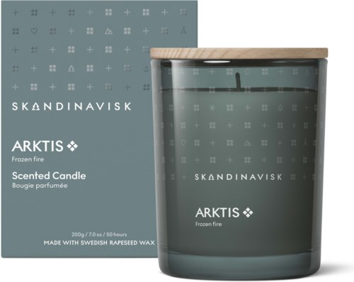 Et duftlys i glas med trælåg, mærket "SKANDINAVISK ARKTIS Frozen fire."