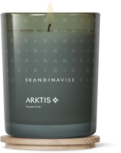 Et lys i en grøn beholder med mærket 'ARKTIS' og 'Frozen fire', placeret på en træskive.