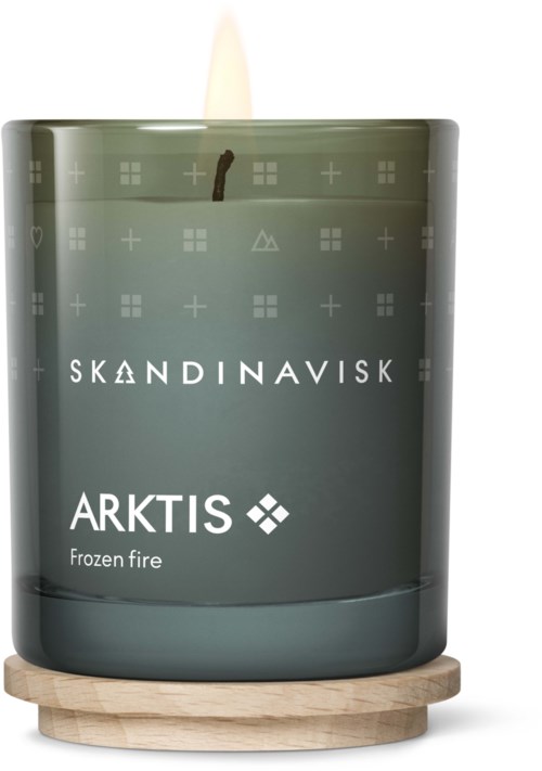 Een donkergroene kaars met Scandinavisch design, met label 'ARKTIS,' op een houten onderzetter, met lont en geometrische patronen.