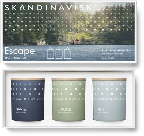 Doos met drie geurkaarsen genaamd Escape, Hav, Fjord en OY, elk met eenvoudige etiketten en verschillende kleuren.