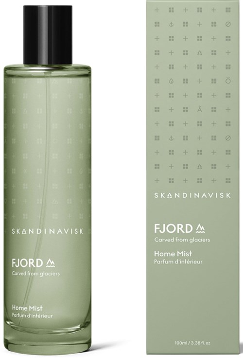 Een groene fles en doos in Scandinavisch ontwerp, gemerkt 'FJORD' en 'Home Mist', bevat parfum of spray.